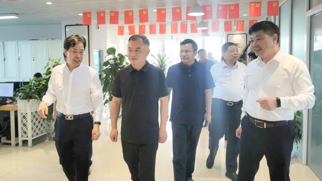 新密市委常委、政法委書記劉軍杰一行蒞臨榮盛科技集團調(diào)研指導(dǎo)